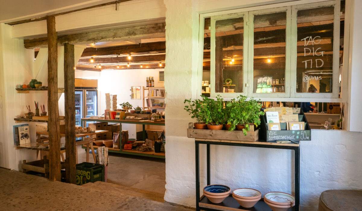 Byaasgaard gårdbutik med morgenkaffebar og lokale madvarer