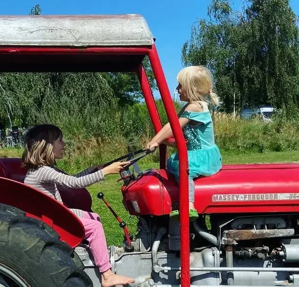 Børn på traktor