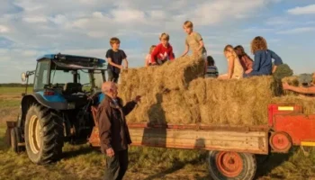 Børn på en traktor.