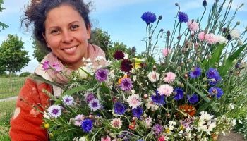 Kvinde med vilde blomster