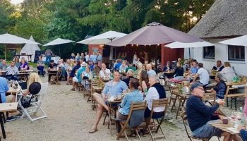 Mennesker ved vinbar